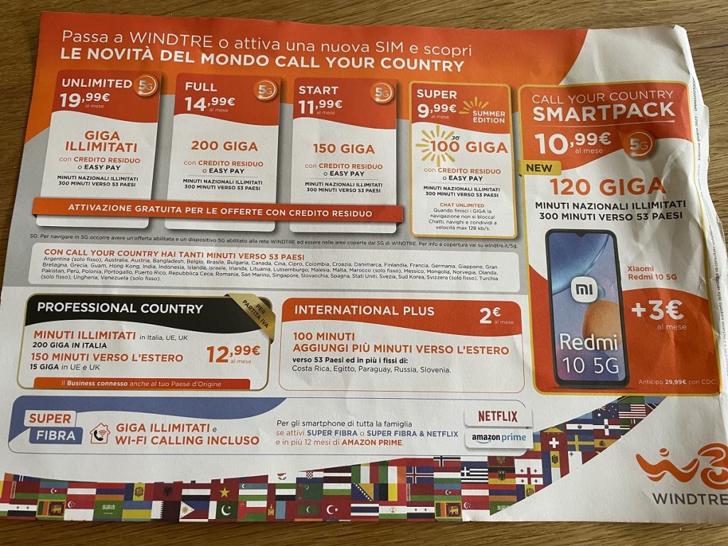 Papierflyer der Angebote des Mobilfunkanbieters WindTRE