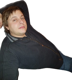 Auf dem Bild sitzt Tobias, halb liegend, ohne Bart und mit 111 kg Körpergewicht.