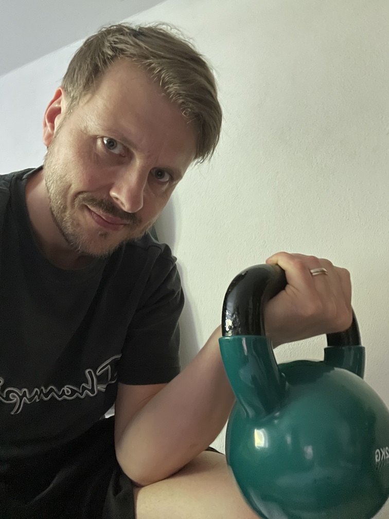 Tobi mit einer Kettlebell in der Hand - zum Thema was Sport kann