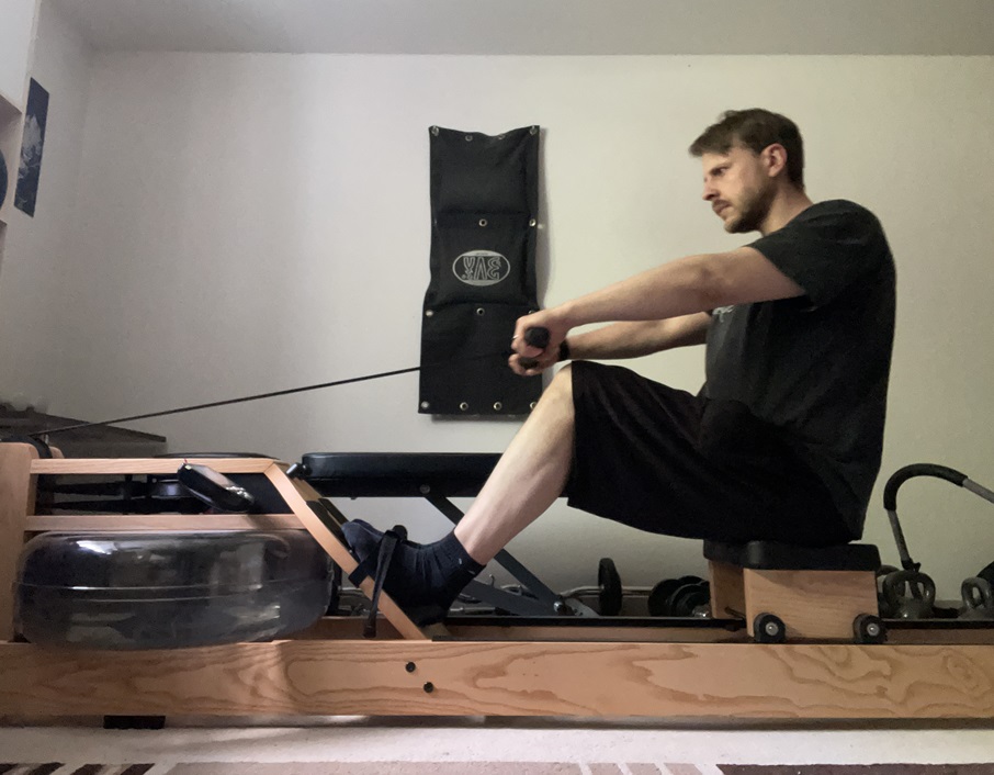 Tobi auf dem Rudergeräte in seinem Trainingsraum - zum Thema was Sport kann